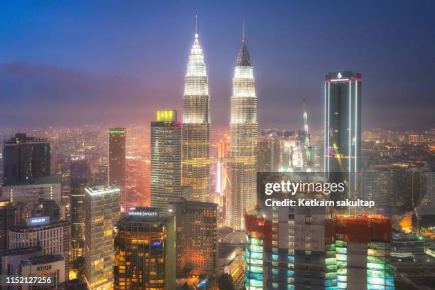 petronas towers (twin towers) and kuala lumpur skylines at dusk, downtown kl, malaysia. - menara kuala lumpur tower stockfoto's en -beelden