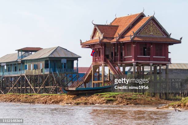 palen huizen in kampong phluk drijvend dorp - cambodjaanse cultuur stockfoto's en -beelden