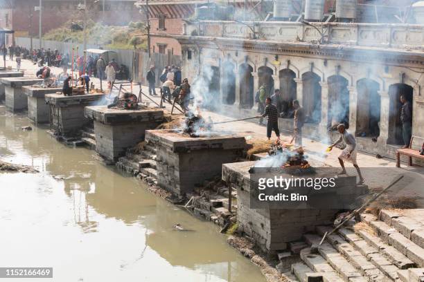 templo pashupatinath en katmandú, nepal - cremacion fotografías e imágenes de stock