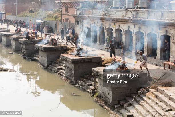 pashupatinath tempel in kathmandu, nepal - crematie stockfoto's en -beelden