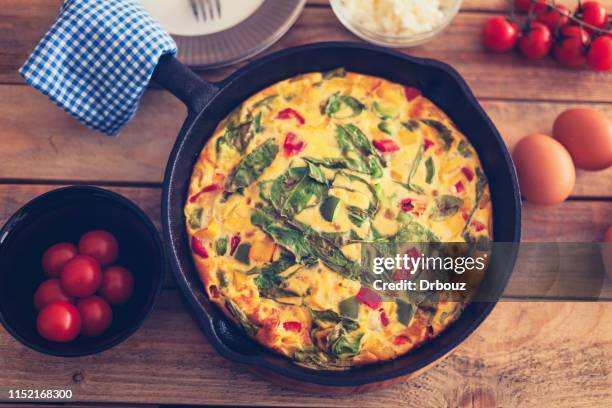 frittata mit baby-spinat, paprika, kirschtomaten und ziegenkäse - fresh baby spinach stock-fotos und bilder