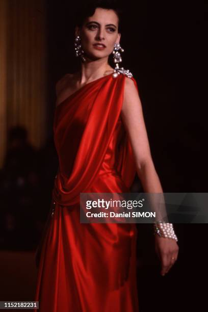 Inès de La Fressange lors du défilé haute-couture de Chanel à Paris le 24 janvier 1989, France.