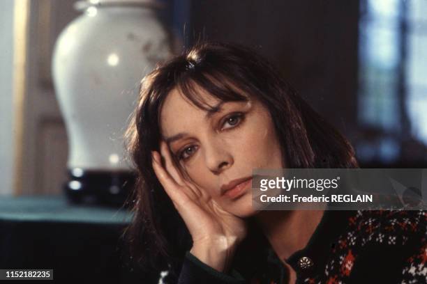 Actrice et chanteuse française Marie Laforêt chez elle à Paris le 10 février 1986, France.