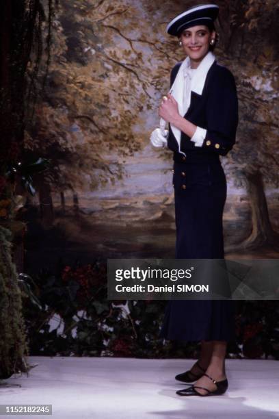 Inès de La Fressange lors du défilé haute-couture de Chanel à Paris le 29 janvier 1985, France.