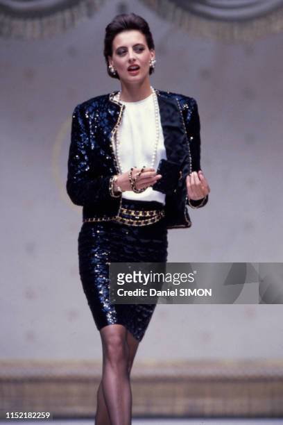 Inès de La Fressange lors du défilé haute-couture de Chanel à Paris le 29 juillet 1986, France.