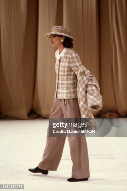 Inès de La Fressange lors du défilé Chanel haute-couture à Paris 26 juillet 1988, France.