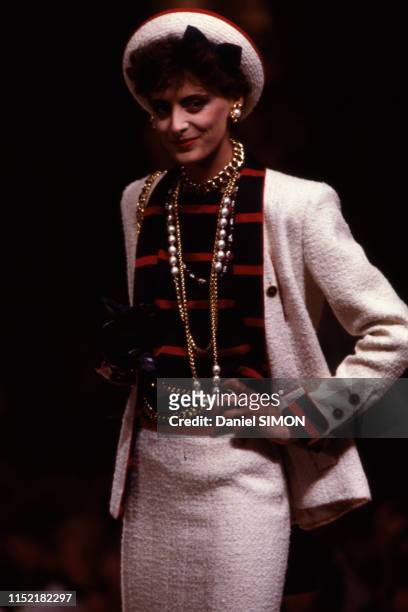 Inès de La Fressange lors du défilé haute-couture de Chanel à Paris le 23 juillet 1984, France.