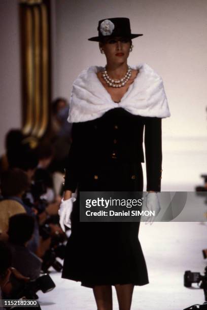 Inès de La Fressange lors du défilé Chanel haute-couture à Paris 26 juillet 1983 , France.