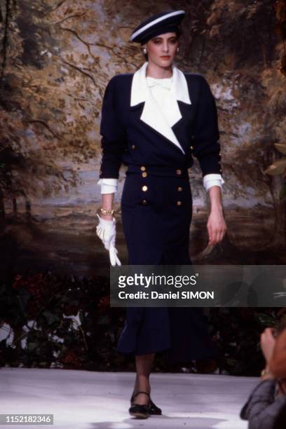 Inès de La Fressange lors du défilé haute-couture de Chanel à Paris le 29 janvier 1985, France.