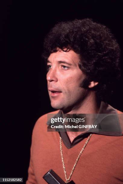 Le chanteur Tom Jones sur scène lors d'un show télévisé à Paris le 10 mars 1976, France.