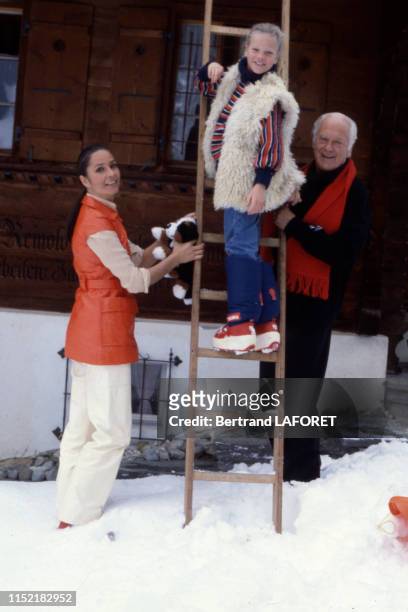 Portrait de Curd Jurgens, son épouse Margie et leur fille Myriam le 23 décembre 1979 à Gstaad, Suisse.