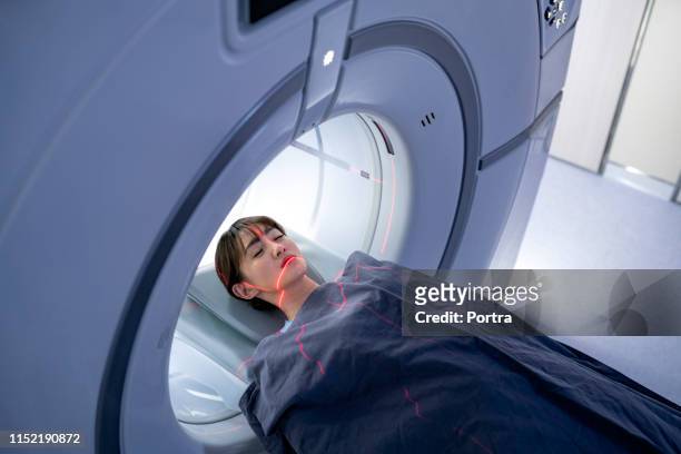hohe winkelansicht des patienten, der für den mrt-scan liegt - pet tomograph stock-fotos und bilder