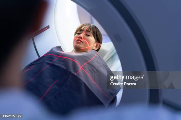 婦女在醫院通過體檢 - pet scan machine 個照片及圖片檔