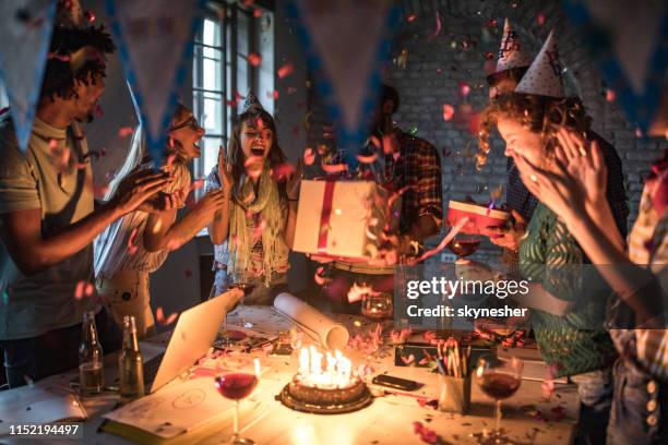 fête d’anniversaire au bureau! - cadeau danniversaire photos et images de collection