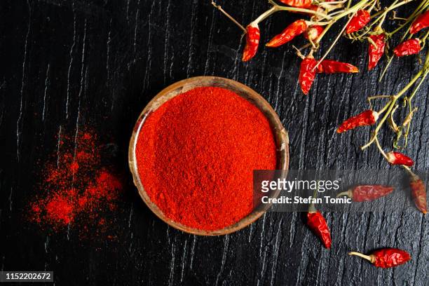 paprika vermelha aterrada em uma bacia - pimenta de caiena condimento - fotografias e filmes do acervo