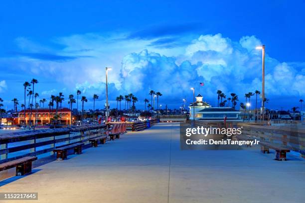 newport beach pier - newport beach california stockfoto's en -beelden