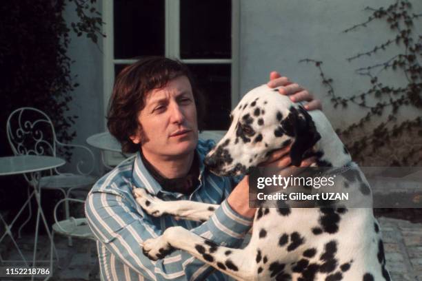 Claude Rich et son chien de sa maison d'Orgeval le 29 avril 1974, France.