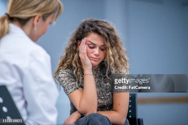 a young adult in therapy - mental illness awareness stock pictures, royalty-free photos & images