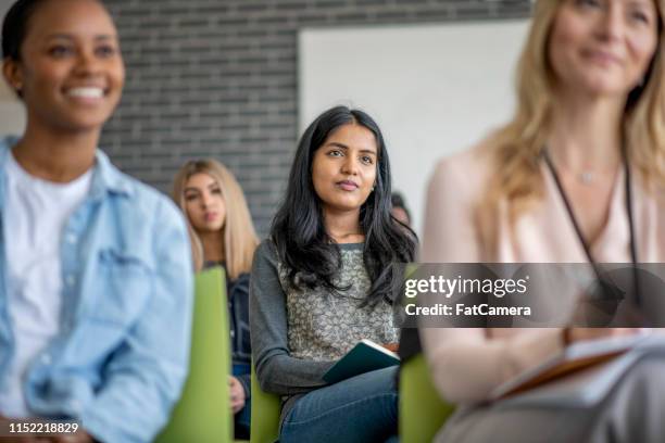 universiteitsstudenten zitten in een lezing - community college stockfoto's en -beelden