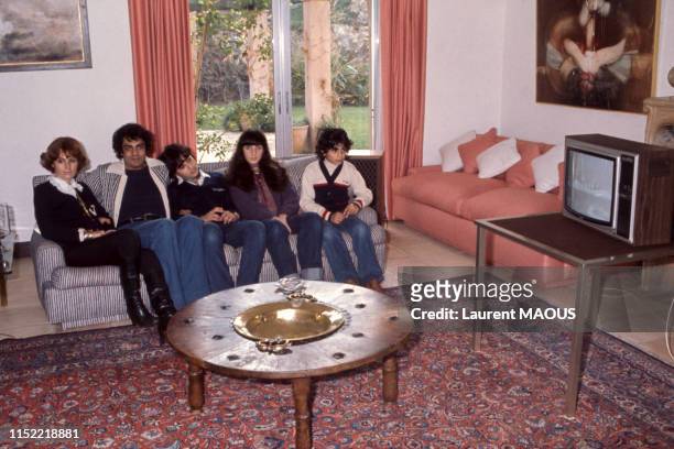 Enrico Macias en vacances en famille entouré de sa femme Suzy et ses enfants Jocya et Jean-Claude notamment en décembre 1976 à Saint-Tropez, France.