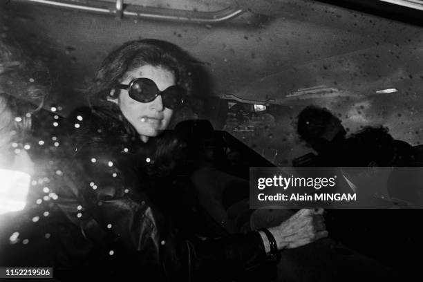 Jacqueline Kennedy-Onassis quitte l'hôpital américain de Neuilly-sur-Seine après la mort de son mari Aristote Onassis le 16 mars 1975, France.