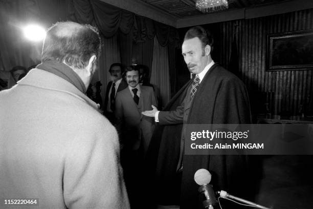 François Mitterrand s'entretient avec Abdelaziz Bouteflika et le président Houari Boumédiène lors de sa visite en Algérie, le 26 février 1976.