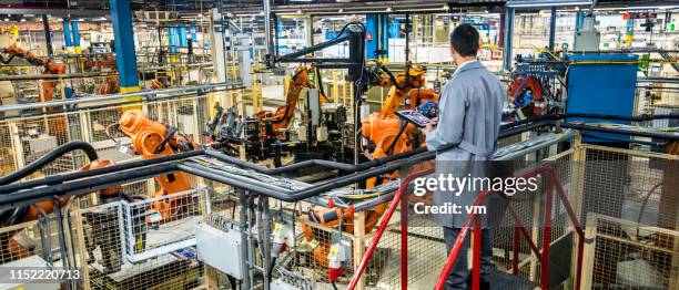 ingenieur überwacht automatisierten produktionsprozess in einem werk - automated warehouse stock-fotos und bilder