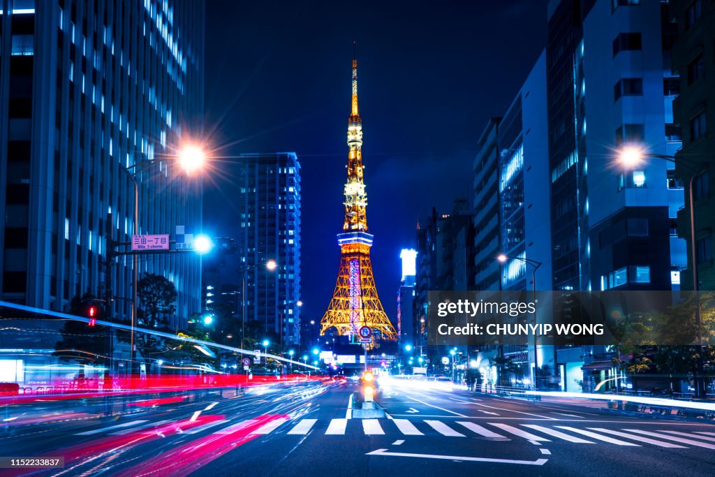 Tokyo Tower mit Blick auf die gezoomten Straßen der Stadt Japan