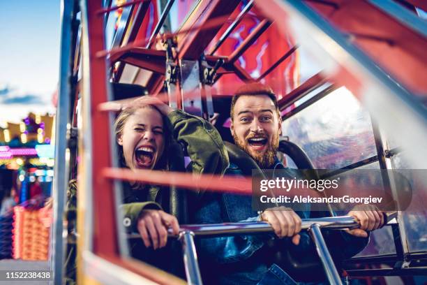 achterbahnfahrt fun times!!! - kirmes fahrgeschäft stock-fotos und bilder