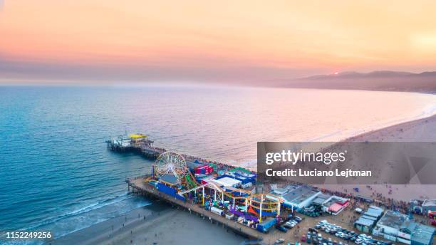 santa monica pier sunset - santa monica pier foto e immagini stock