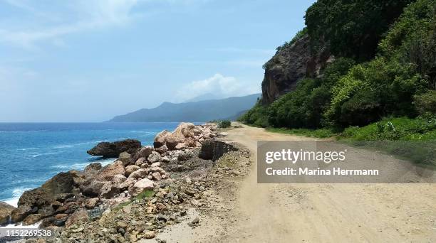 the road between the mountain and the sea - kuba strand stock-fotos und bilder