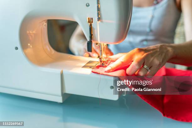 sewing machine. close-up. how to sew a tablecloth - sewing machine imagens e fotografias de stock