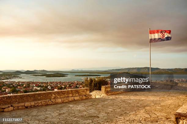 courtyard in front of church of st. rocco in murter, murter island, croatia - croatian flag foto e immagini stock