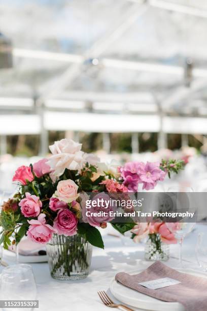 up close table setting at a wedding reception with floral arrangements - wedding table setting imagens e fotografias de stock