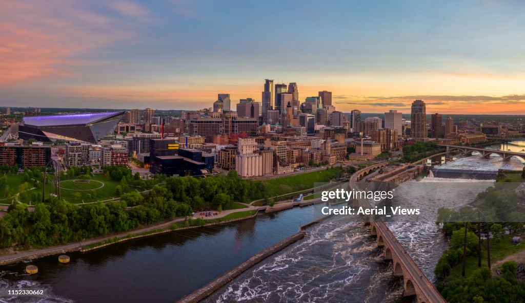 Minneapolis van bovenaf bij zonsondergang