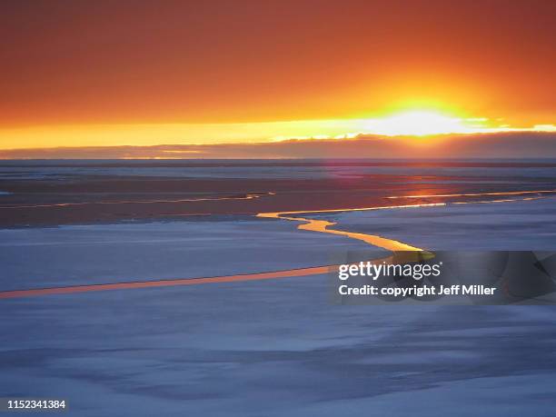 open lead through sea ice at sunset, southern ocean, antarctica - poolkap stockfoto's en -beelden