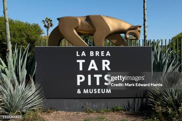 la brea tar pits & museum sign. - la brea tar pits fotografías e imágenes de stock