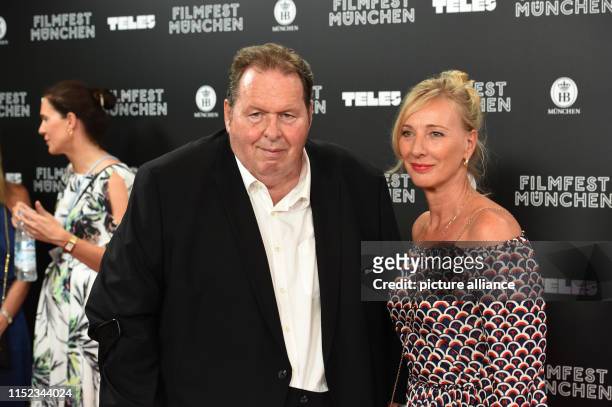 June 2019, Bavaria, Munich: The actor Ottfried Fischer and his girlfriend Simone Brandlmeier are standing on the red carpet of the Filmfest Munich,...