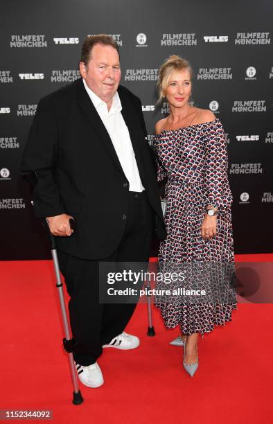 June 2019, Bavaria, Munich: The actor Ottfried Fischer and his girlfriend Simone Brandlmeier are standing on the red carpet of the Filmfest Munich,...
