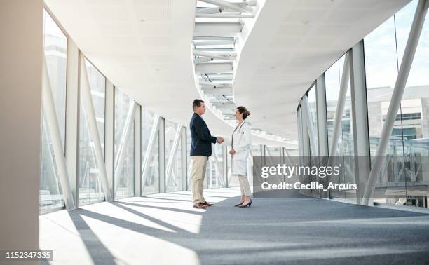 große dinge werden aus dieser partnerschaft kommen - handelsvertreter für medizinprodukte stock-fotos und bilder