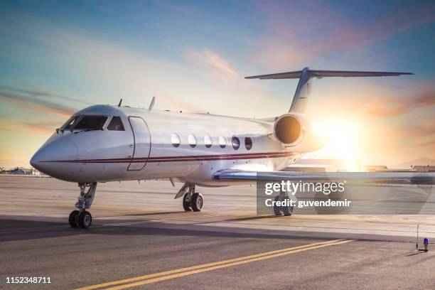 viajes de negocios - avión privado fotografías e imágenes de stock