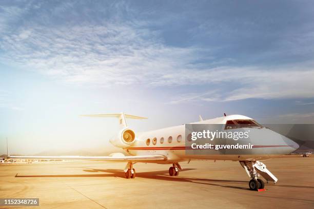 jet privado en el aeropuerto grupa - avión privado fotografías e imágenes de stock