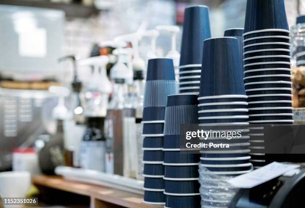 stapel von einwegbechern im café auf den kopf gestellt - takeaway coffee cup stock-fotos und bilder