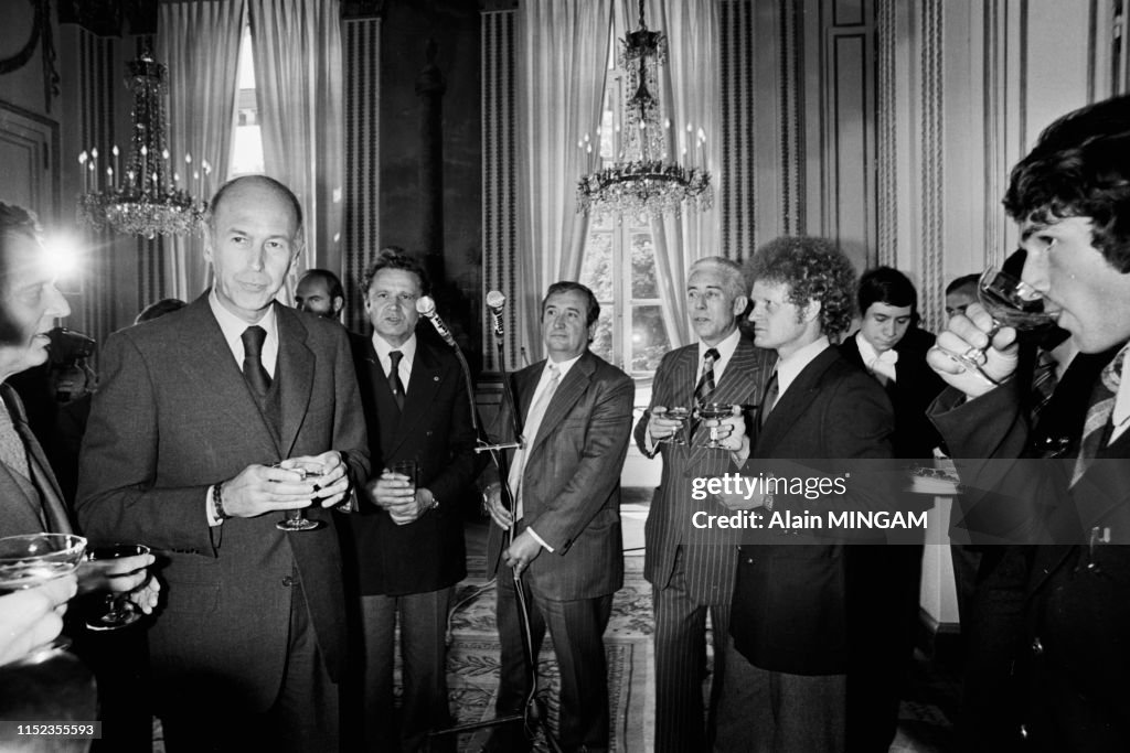 Valéry Giscard d'Estaing reçoit l'équipe de St-Etienne en 1976