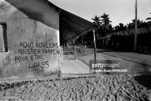 Slogan contre l'indépendance peint sur le mur d'une maison à Mayotte en juillet 1976.