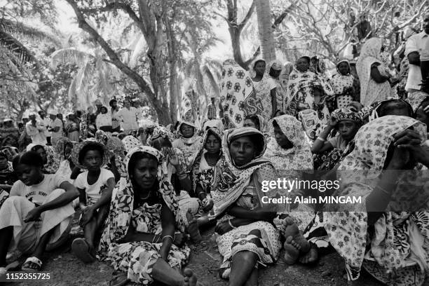 Rassemblement de femmes lors d'un meeting politique à Mayotte en juillet 1976.