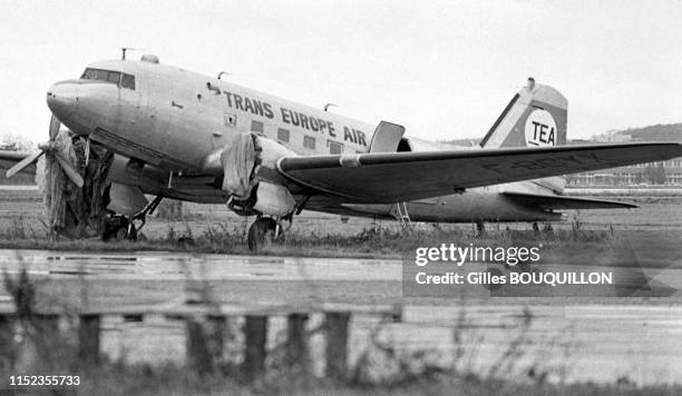 Un avion renifleur, le Douglas DC3 F-BCYX, délabré, à l'aéroport de Toulouse-Blagnac le 12 janvier 1984 - Il a servi lors des tests falsifiés...