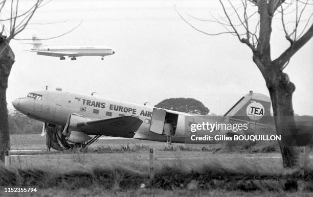 Un avion renifleur, le Douglas DC3 F-BCYX, délabré, à l'aéroport de Toulouse-Blagnac le 12 janvier 1984 - Il a servi lors des tests falsifiés...