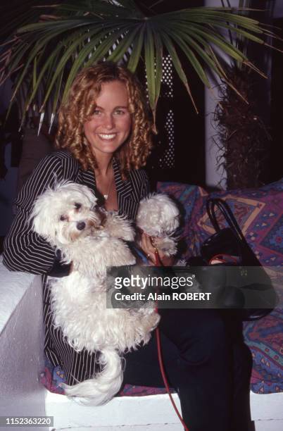 Portrait de Laeticia Hallyday et de ses chiens, en vacances au Cap d'Agde, 22 Juin 1996.