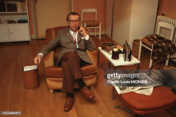 écrivain belge Georges Simenon chez lui en octobre 1981, France.